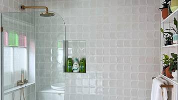 シャワー、ヘアドライヤー、ビデ、タオル