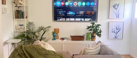 Een smart-tv en boeken