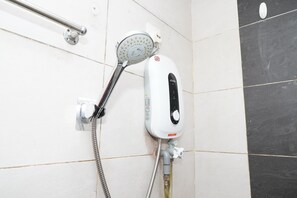 Habitación Deluxe doble | Baño | Toallas, jabón, champú y papel higiénico