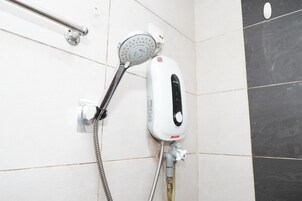 Deluxe Double Room | Bathroom | Bidet, towels, soap, shampoo
