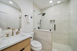 Een haardroger, handdoeken, zeep, toiletpapier
