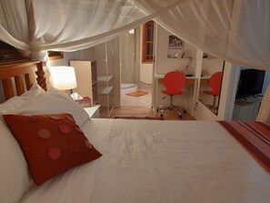 Desk, iron/ironing board, WiFi, bed sheets