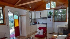 Living area - Quirky Cottage in Centre of Maleny Walk Everywhere (Maleny)