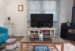 Una televisión, una chimenea