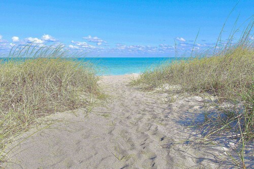 Blue Haven Villa - Gem of Port St. Lucie; Private Heated Saltwater Pool.