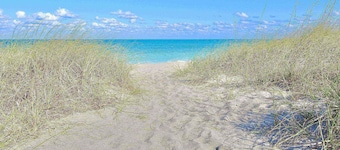 Blue Haven Villa - Gem of Port St. Lucie; Private Heated Saltwater Pool.