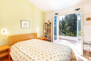 4 bedrooms, desk, iron/ironing board, free WiFi