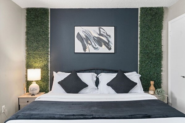 1 bedroom, desk, iron/ironing board, WiFi - Hyde Park Oasis - Sleeps 7 | Awesome for Holidays! (Austin)