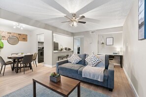 TV - Hyde Park Oasis - Sleeps 7 | Awesome for Holidays! (Austin)
