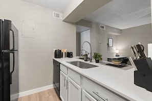 Fridge, microwave, oven, stovetop - Hyde Park Oasis - Sleeps 7 | Awesome for Holidays! (Austin)