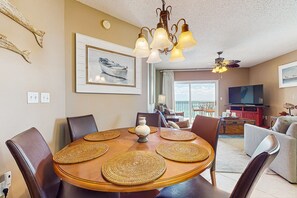 Dining - Beachfront condo with shared pool, outdoor shower, and beach access (Gulf Shores)