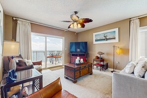 TV, DVD player - Beachfront condo with shared pool, outdoor shower, and beach access (Gulf Shores)