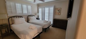 3 Schlafzimmer, Schreibtisch, Bügeleisen/Bügelbrett, WLAN