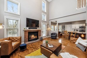 スマートテレビ、暖炉、書庫