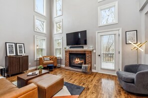 スマートテレビ、暖炉、書庫