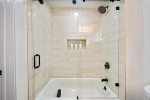 Hair dryer, towels, soap, toilet paper - Mediterranean Villa Vibes 5 - 2 km from FIFA Fest (Houston)