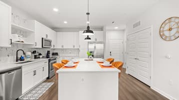 KylskÄp, mikrovÄgsugn, ugn och spishÀll