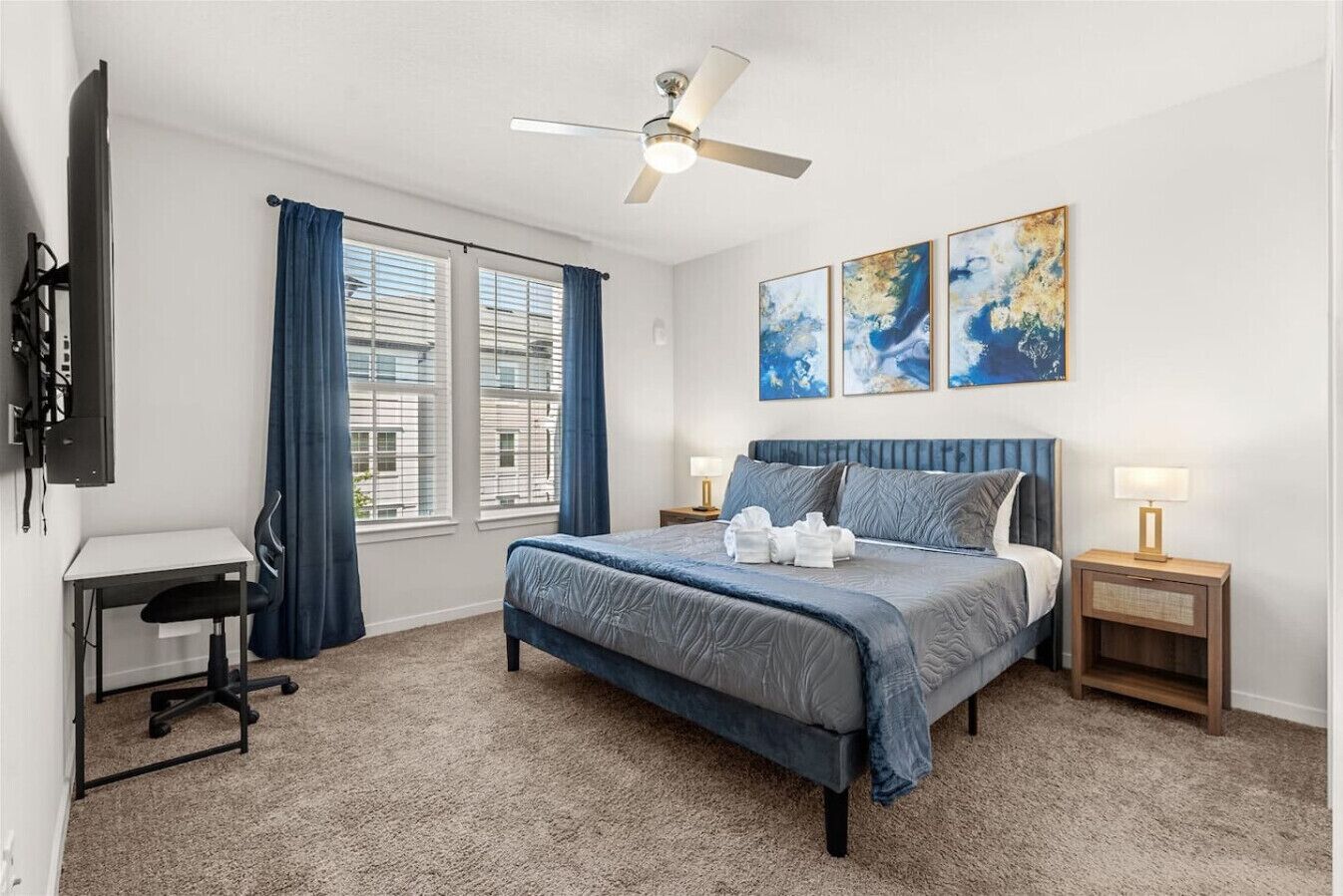 2 soverom, skrivebord, strykejern/-brett og reiseseng for barn