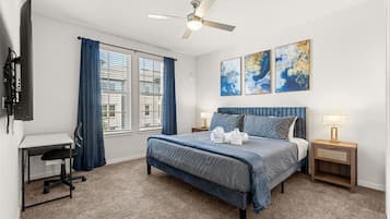 2 soverom, skrivebord, strykejern/-brett og reiseseng for barn