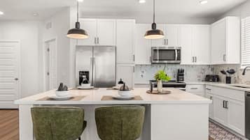 Een koelkast, een magnetron, een oven, een kookplaat