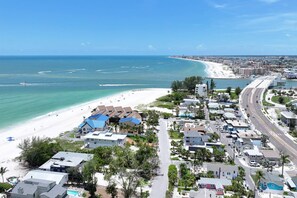 Beach nearby - 1BR Retreat, Private Patio, Steps to Beach, Walk to John’s Pass, Grill, & $400 Free Fun Activities! (Treasure Island)