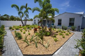 Property grounds - 1BR Retreat, Private Patio, Steps to Beach, Walk to John’s Pass, Grill, & $400 Free Fun Activities! (Treasure Island)