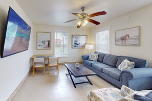 TV - 1BR Retreat, Private Patio, Steps to Beach, Walk to John’s Pass, Grill, & $400 Free Fun Activities! (Treasure Island)