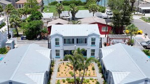 Un bâtiment à deux étages doté d’une cour intérieure agrémentée de palmiers et de petites plantes.