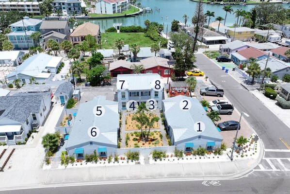 Zona residencial con casas numeradas, un puerto deportivo y una calle con carril bici.
