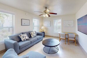 TV - Charming Couples Getaway. Walk to the Beach and John’s Pass. Dock and Boat Launch Nearby. King Bed. (Treasure Island)