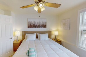 1 bedroom, free WiFi, bed sheets - Charming Couples Getaway. Walk to the Beach and John’s Pass. Dock and Boat Launch Nearby. King Bed. (Treasure Island)