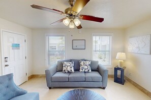 TV - Charming Couples Getaway. Walk to the Beach and John’s Pass. Dock and Boat Launch Nearby. King Bed. (Treasure Island)