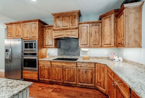 Superior House, Patio, Mountain View | Private kitchen | Full-size fridge, microwave, oven, stovetop