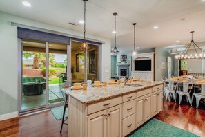 Superior House, Patio, Mountain View | Private kitchen | Full-size fridge, microwave, oven, stovetop