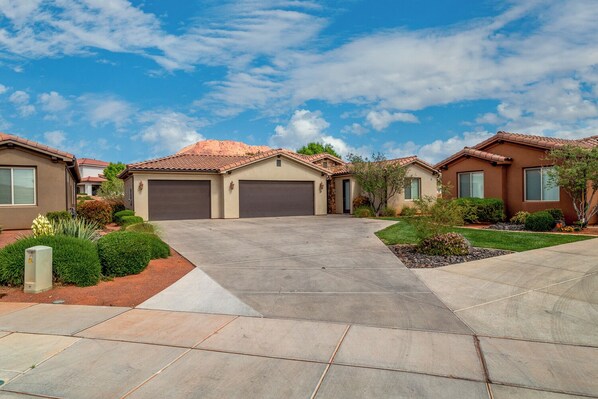Superior House, Patio, Mountain View | 6 bedrooms, hypo-allergenic bedding, iron/ironing board, travel cot - Paradise Village by Cloud Dream Homes (Ivins)