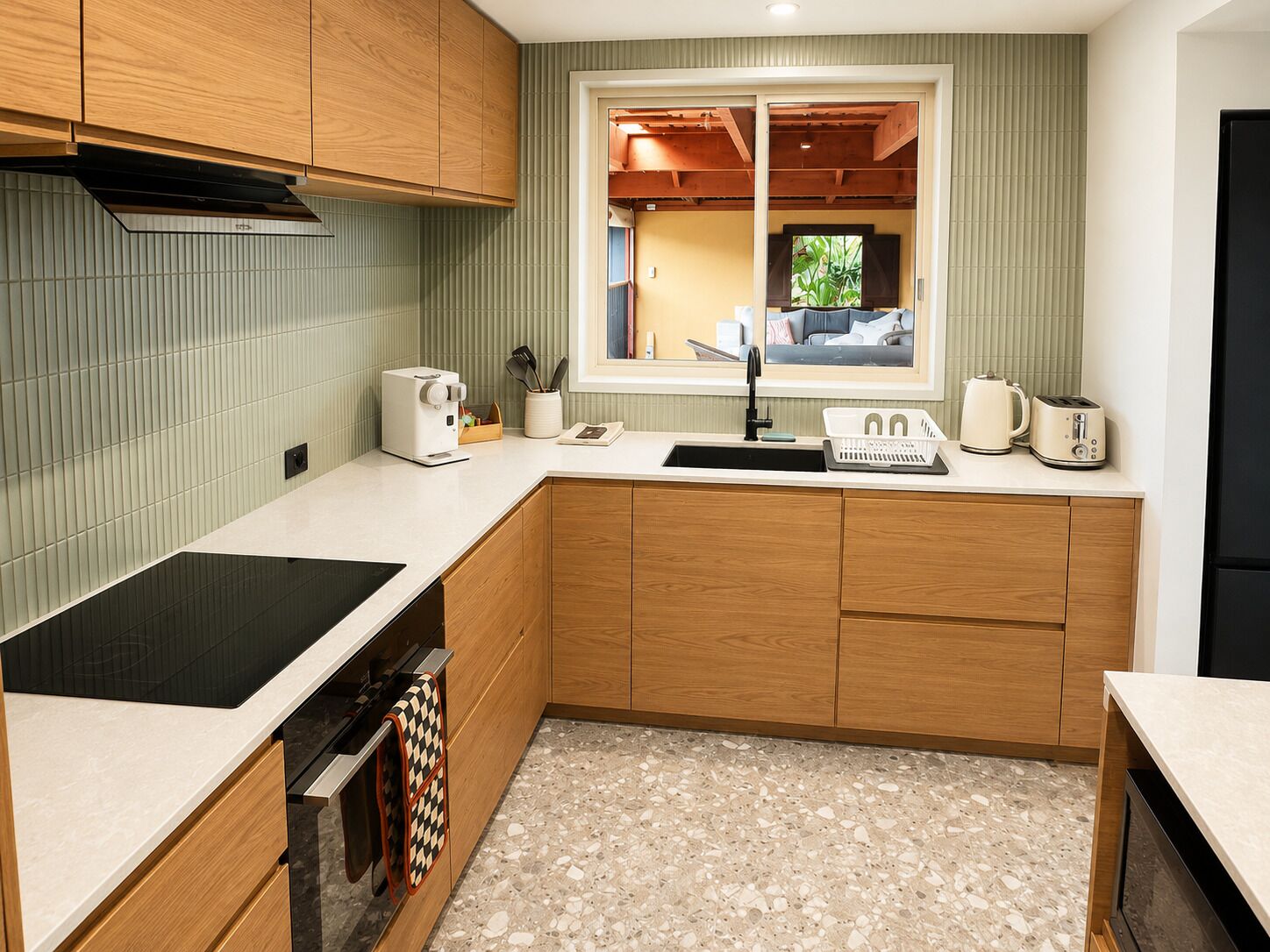 Coffee/tea maker, fridge, microwave, oven