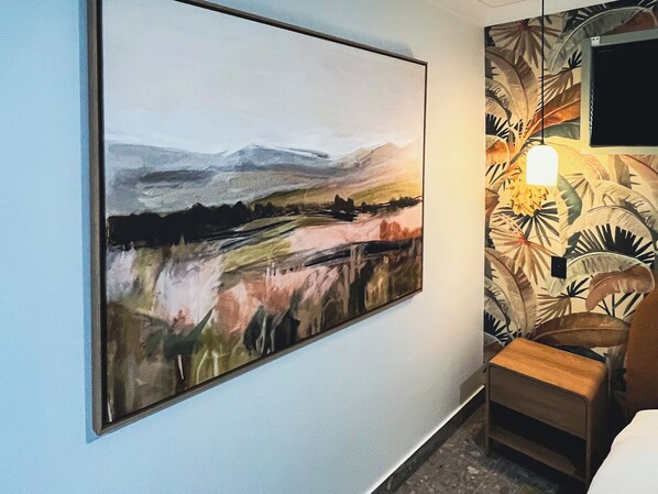 3 間睡房、房內夾萬、書桌、熨斗/熨衫板