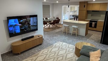 TV connectée, jeux vidéo, table de tennis de table, livres