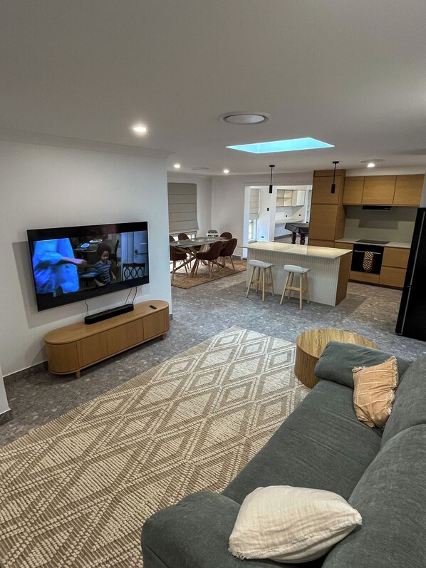 Smart-TV, Videospiele, Tischtennisplatte, Bücher