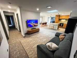 Smart-TV, Videospiele, Tischtennisplatte, Bücher