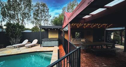 Tropical retreat with pool, Mineral spa & games room!