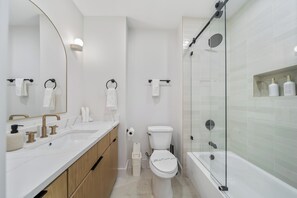 Een haardroger, handdoeken, zeep, toiletpapier