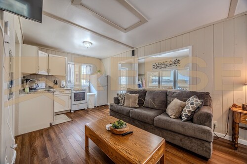 Beach Cabin #6, Private/Shared Beach - Cabin #6