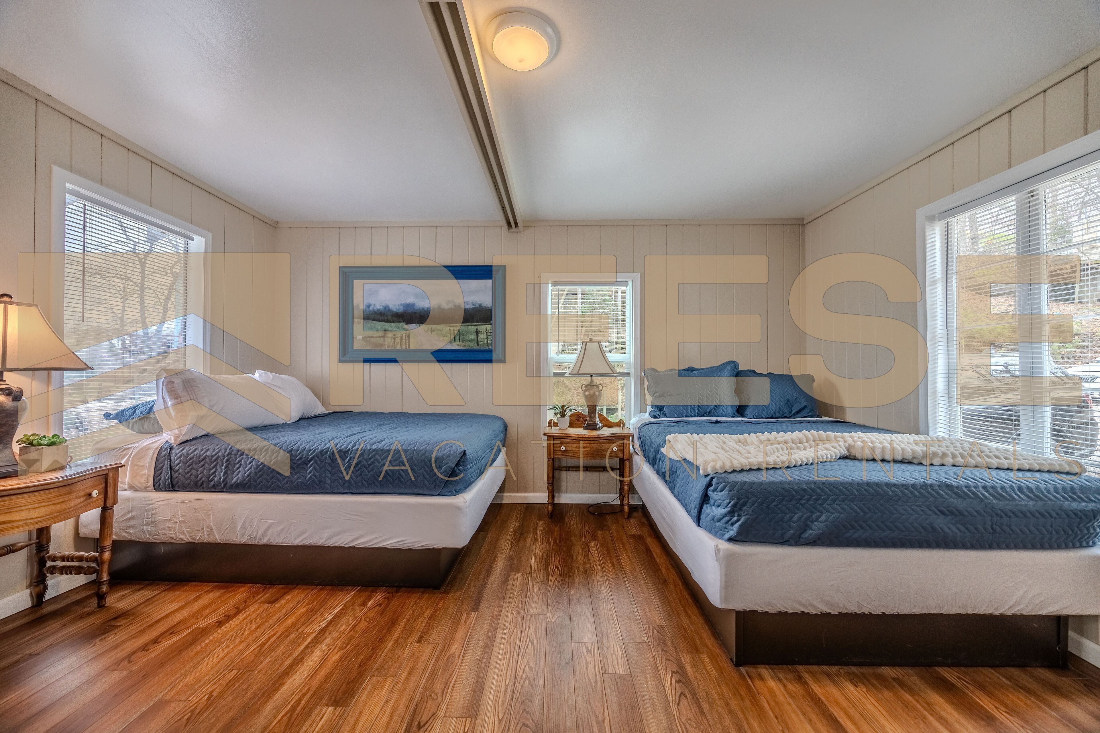 Travel crib, free WiFi, bed sheets