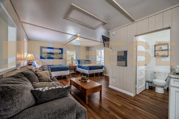 1 bedroom, travel cot, free WiFi, bed sheets - Beach Cabin #6, Private/Shared Beach - Cabin #6 (Lake Ozark)