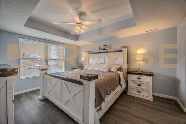 4 bedrooms, iron/ironing board, WiFi, bed sheets - Classic Lakeside Home (Lake Ozark)