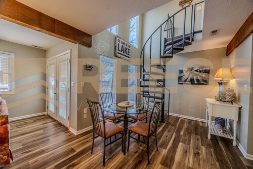 Central Lakeside Home