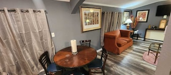 Private 3-BR Guest House with Full Amenities and Abundant Parking, near Airport.