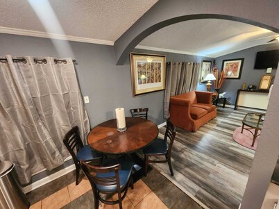 Private 3-BR Guest House with Full Amenities and Abundant Parking, near Airport.