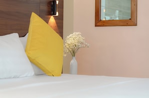 Premium bedding, down duvets, memory-foam beds, individually decorated - Karen Plains Hotel (Nairobi)